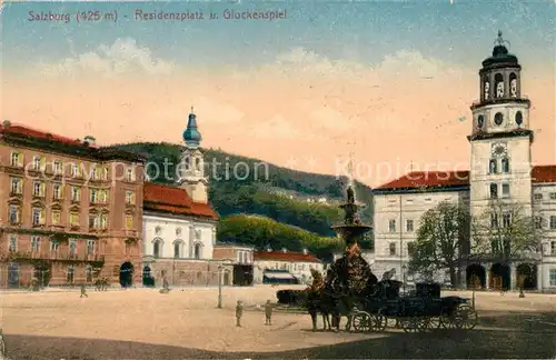 AK / Ansichtskarte Salzburg Oesterreich Residenzplatz und Glockenspiel Pferdekutsche Kat. Salzburg