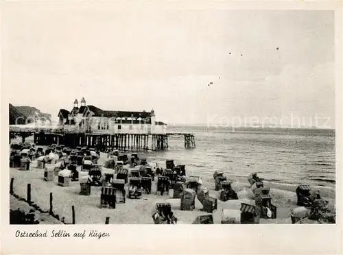 AK / Ansichtskarte Sellin Ruegen Strand mit Seebruecke Kat. Sellin Ostseebad