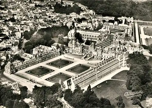 AK / Ansichtskarte Fontainebleau Seine et Marne Le Chateau Vue aerienne Kat. Fontainebleau