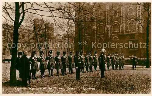 AK / Ansichtskarte Leibgarde Wache Yeoman Warders Tower of London  Kat. Polizei