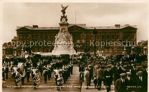 AK / Ansichtskarte Leibgarde Wache Victoria Memorial Buckingham Palace London  Kat. Polizei