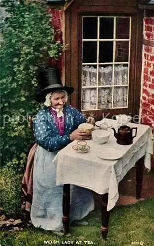 AK / Ansichtskarte Trachten England Welsh Lady at Tea