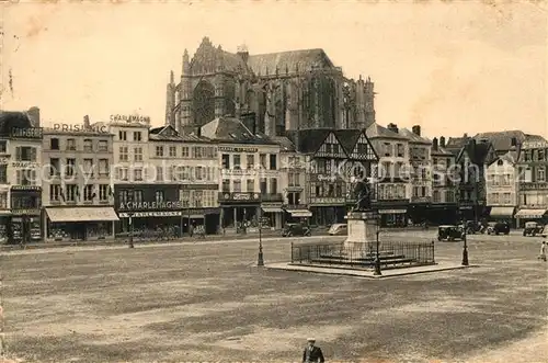 AK / Ansichtskarte Beauvais Place de Hotel de Ville Cathedrale Saint Pierre et Statue de Jeanne Hacheite Kat. Beauvais