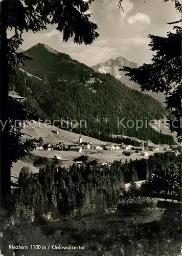 AK / Ansichtskarte Riezlern Kleinwalsertal Vorarlberg Gesamtansicht mit Alpenpanorama Kat. Mittelberg