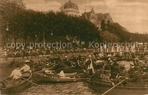 AK / Ansichtskarte Uhlenhorst Faehrhaus waehrend des Konzerts Gaeste in Ruderbooten Kat. Hamburg