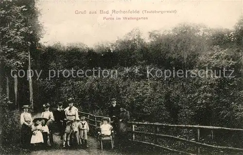 AK / Ansichtskarte Bad Rothenfelde Partie im Wellengarten Familienfoto Kurort am Teutoburger Wald Kat. Bad Rothenfelde