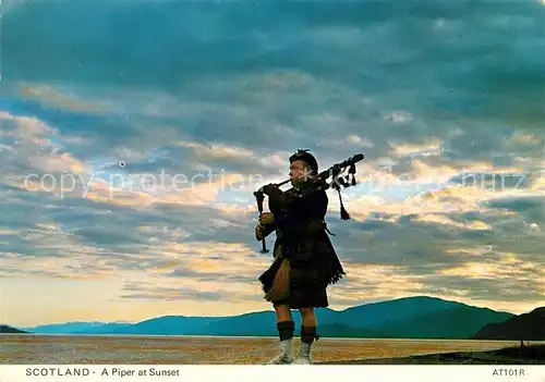AK / Ansichtskarte Dudelsack Scotland Piper at Sunset  Kat. Musik