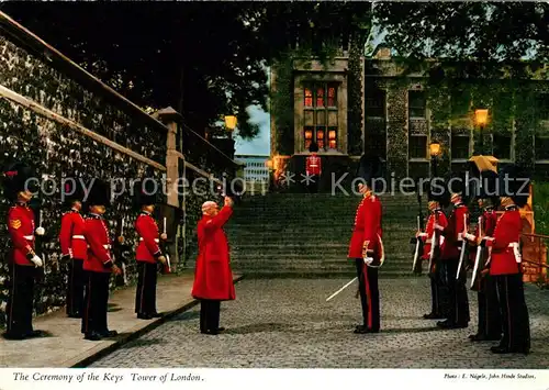 AK / Ansichtskarte Leibgarde Wache Ceremony of the Keys Tower of London  Kat. Polizei