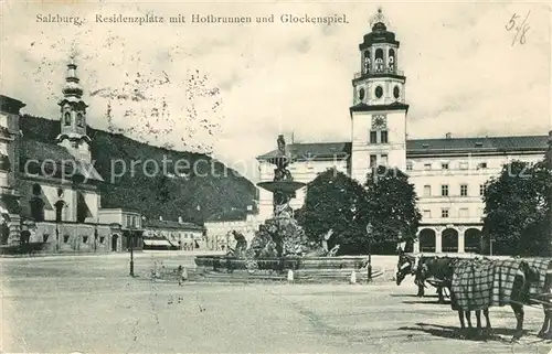 AK / Ansichtskarte Salzburg Oesterreich Residenzplatz mit Hofbrunnen und Glockenspiel Kat. Salzburg