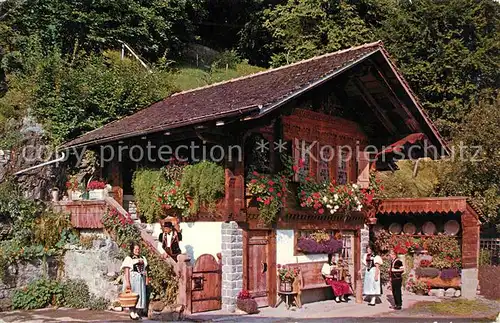 AK / Ansichtskarte Bauernhaus Alter Speicher Berner Oberland Trachtengruppe Kat. Landwirtschaft