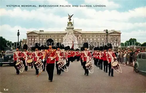 AK / Ansichtskarte Leibgarde Wache Victoria Memorial Buckingham Palace and Guards London  Kat. Polizei