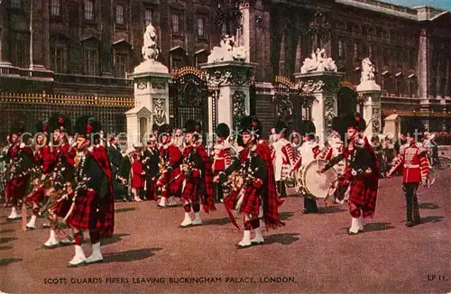 AK / Ansichtskarte Leibgarde Wache Scots Guards Pipers Buckingham Palace London  Kat. Polizei