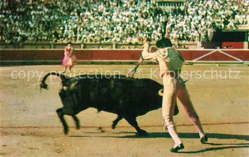 AK / Ansichtskarte Stierkampf Corrida de Toros Par de Banderillas  Kat. Sport