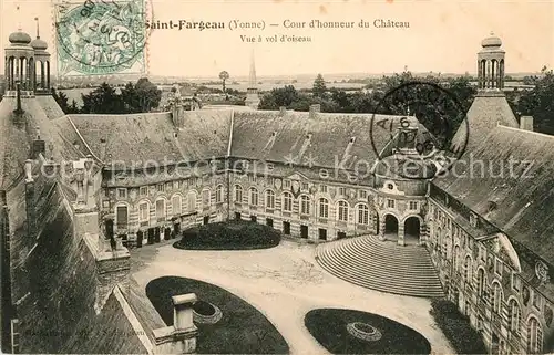 AK / Ansichtskarte Saint Fargeau Yonne Cour dhonneur du Chateau Vue a vol d oiseau Kat. Saint Fargeau