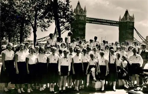 AK / Ansichtskarte London Remscheider Kinderchor vor Tower Bridge Kat. City of London