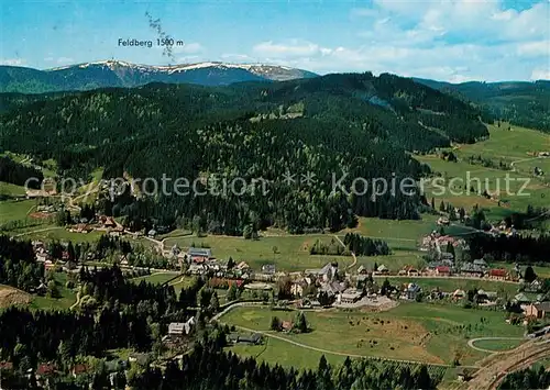 AK / Ansichtskarte Hinterzarten Kurort im Schwarzwald mit Blick zum Feldberg Fliegeraufnahme Kat. Hinterzarten