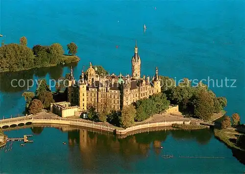 AK / Ansichtskarte Schwerin Mecklenburg Fliegeraufnahme Schloss Kat. Schwerin