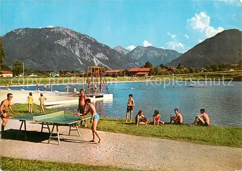 AK / Ansichtskarte Ruhpolding Schwimmbad mit Rauschberg Sonntagshorn und Reifelberge Kat. Ruhpolding