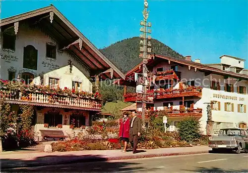 AK / Ansichtskarte Ruhpolding Dorfplatz mit Maibaum Hotels Kat. Ruhpolding