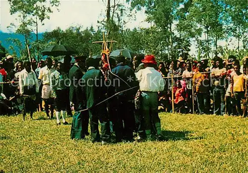 AK / Ansichtskarte Religion Christen Hochland Papua Neuguinea Unterm Kreuz Kat. Religion