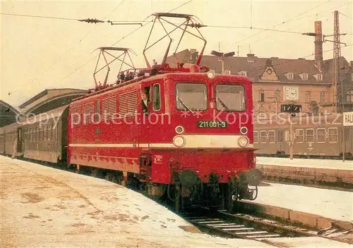 AK / Ansichtskarte Lokomotive Schnellzuglokomotive 211 001 3 Bahnhof Halle  Kat. Eisenbahn