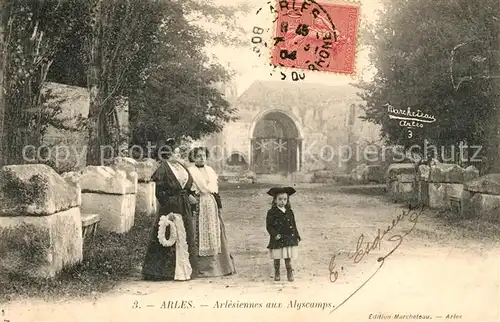 AK / Ansichtskarte Arles Bouches du Rhone Arlesiennes aux Alyscamps Kat. Arles