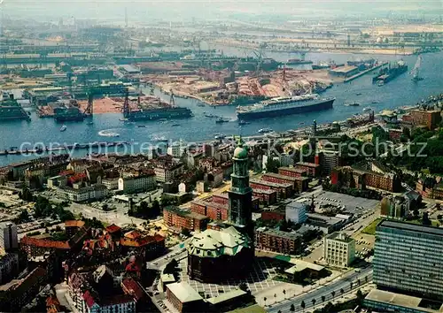 AK / Ansichtskarte Hamburg Michaeliskirche Hafen Queen Elizabeth II Kat. Hamburg