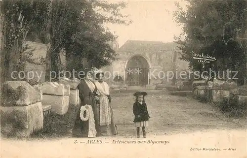 AK / Ansichtskarte Arles Bouches du Rhone Arlesiennes aux Alyscamps Kat. Arles