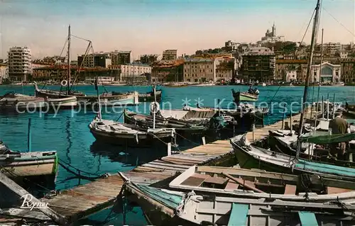 AK / Ansichtskarte Marseille Bouches du Rhone Coin du vieux port au fond Notre Dame de la Garde