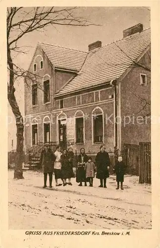 AK / Ansichtskarte Friedersdorf Bitterfeld Gruppenfoto vor Wohnhaus Kat. Friedersdorf Bitterfeld