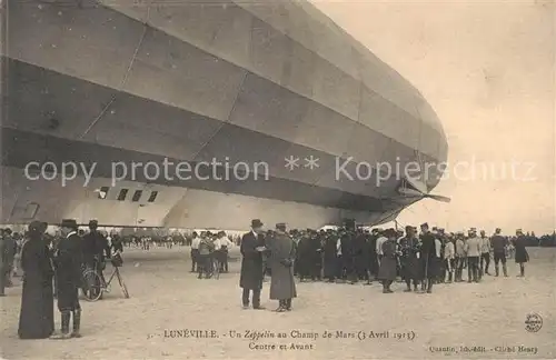 AK / Ansichtskarte Luneville Zeppelin au Champ de Mars Kat. Luneville