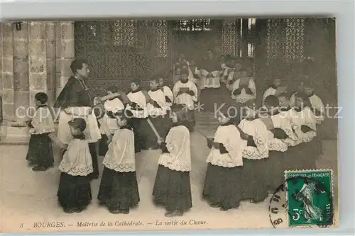 AK / Ansichtskarte Bourges Maltrise de la Cathedrale la sortie du Choeur Kat. Bourges