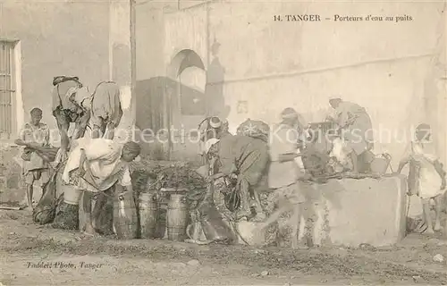 AK / Ansichtskarte Tanger Tangier Tangiers Porteurs d`eau au puits Kat. Marokko