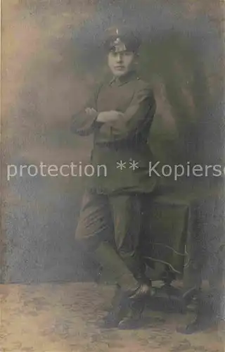 AK / Ansichtskarte Militaria WK1 Muetze mit Sanitaets Abzeichen Soldat Kat. WK1
