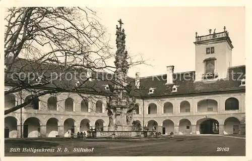 AK / Ansichtskarte Heiligenkreuz Niederoesterreich Stiftshof Kat. Heiligenkreuz