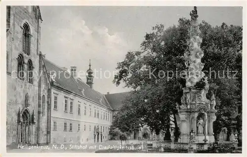 AK / Ansichtskarte Heiligenkreuz Niederoesterreich Stiftshof mit Dreifaltigkeitssaeule Kat. Heiligenkreuz