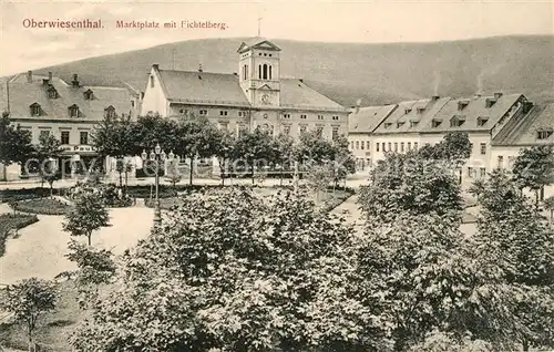 AK / Ansichtskarte Oberwiesenthal Erzgebirge Marktplatz mit Fichtelberg Kat. Oberwiesenthal