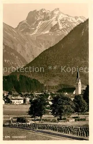 AK / Ansichtskarte Oberstdorf Ortsansicht mit Kirche Allgaeuer Alpen Kat. Oberstdorf