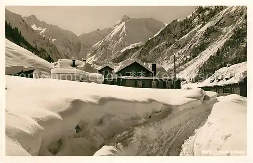 AK / Ansichtskarte Spielmannsau Ortsmotiv im Winter tiefverschneite Strassen Allgaeuer Alpen Kat. Oberstdorf