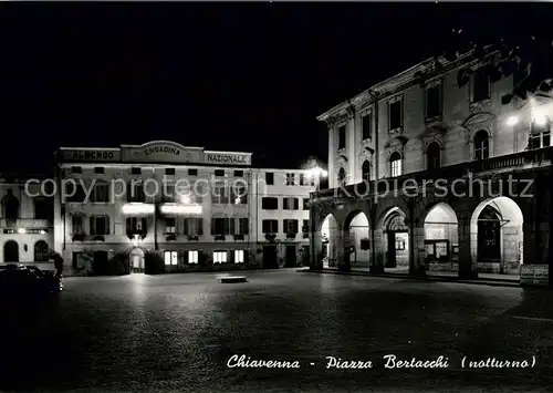 AK / Ansichtskarte Chiavenna Piazza Bertacchi Nacht Kat. Italien