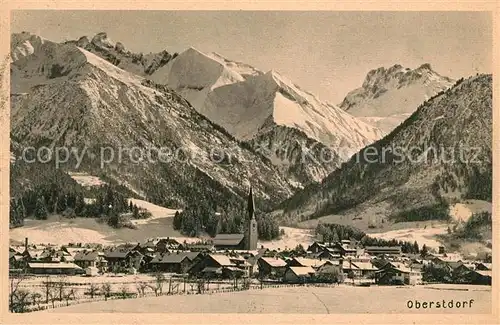 AK / Ansichtskarte Oberstdorf Ortsansicht mit Kirche Winterlandschaft Allgaeuer Alpen Kat. Oberstdorf