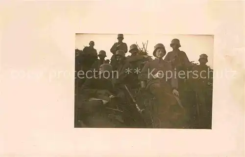 AK / Ansichtskarte Militaria WK1 Gruppenfoto im Felden Soldatenleben Stahlhelm Kat. WK1