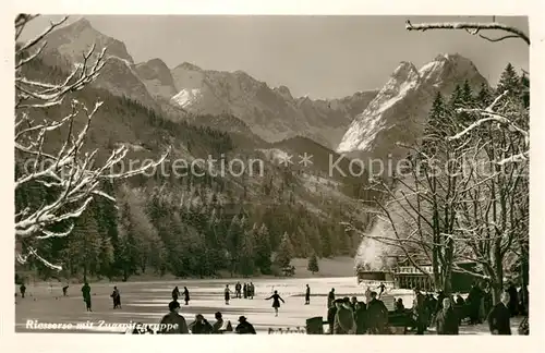 AK / Ansichtskarte Riessersee Winterpanorama Eislaufen Zugspitzgruppe Wettersteingebirge Kat. Garmisch Partenkirchen
