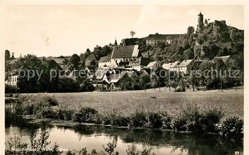 AK / Ansichtskarte Waischenfeld Uferpartie am Fluss Ortsmotiv mit Kirche und Burg Fraenkische Schweiz Kat. Waischenfeld