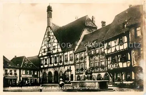 AK / Ansichtskarte Forchheim Oberfranken Marktplatz Rathaus Kriegerbrunnen Fachwerkhaeuser Kat. Forchheim