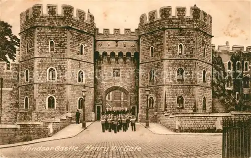 AK / Ansichtskarte Windsor Castle Henry VIII Gate Guard Kat. City of London