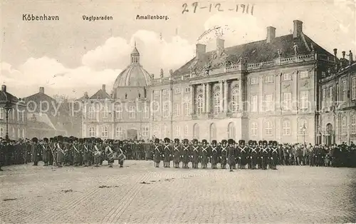 AK / Ansichtskarte Kobenhavn Vagtparaden Amalienborg Wache Schloss Kat. Kopenhagen