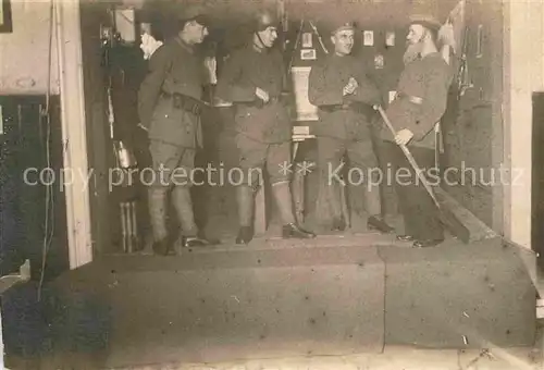 AK / Ansichtskarte Militaria Soldatenleben Gruppenfoto WK1 beschnitten 