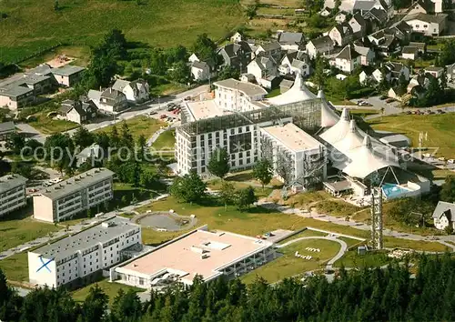 AK / Ansichtskarte Masserberg Hotel Rennsteig mit Volhard Klinik und Badehaus Masserberg Fliegeraufnahme Kat. Masserberg