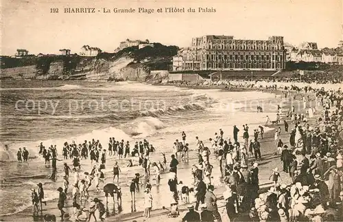AK / Ansichtskarte Biarritz Pyrenees Atlantiques La grande Plage et l Hotel du Palais Kat. Biarritz